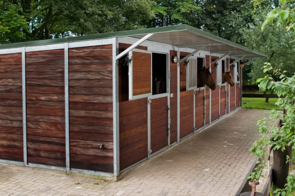 Buitenstal met lessernaarsdak