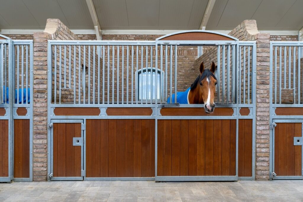 Paardenbox met schuifdeur Aston